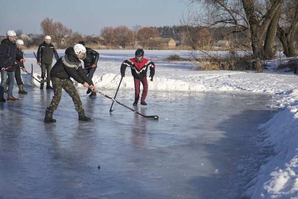Порошенко после скандала подарил сельским детям клюшки, но коньков у них по-прежнему нет  (ФОТО) | Русская весна