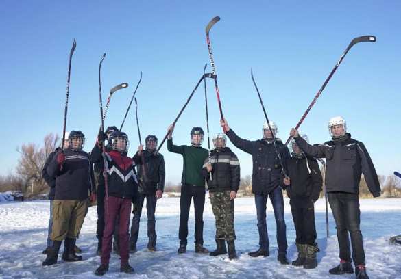 Порошенко после скандала подарил сельским детям клюшки, но коньков у них по-прежнему нет  (ФОТО) | Русская весна