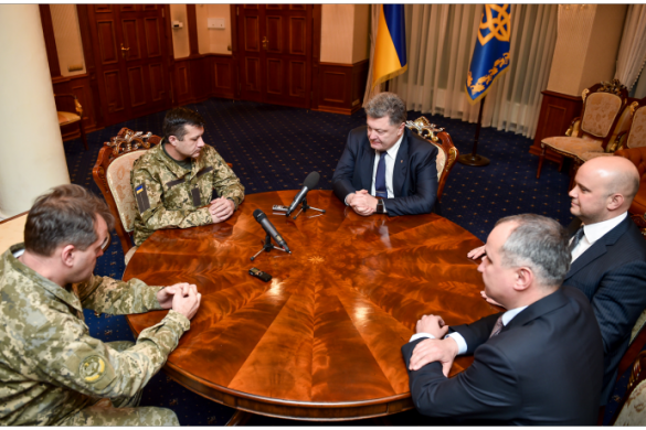 Веселый Порошенко с 18-й попытки спас украинского «киборга» из плена (ФОТО, ВИДЕО) | Русская весна