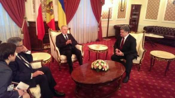 Порошенко в Молдавии — награжден и обруган (фото, видео) | Русская весна