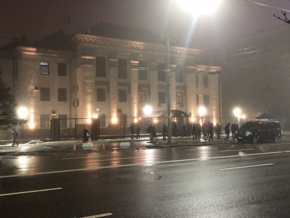 «Объявляем войну»: у посольства России в Киеве собирается агрессивная толпа (ПРЯМАЯ ТРАНСЛЯЦИЯ) | Русская весна