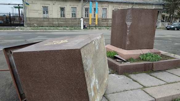 Под Харьковом мужчина на тракторе взял на таран постамент с флагом Украины (ФОТО) | Русская весна