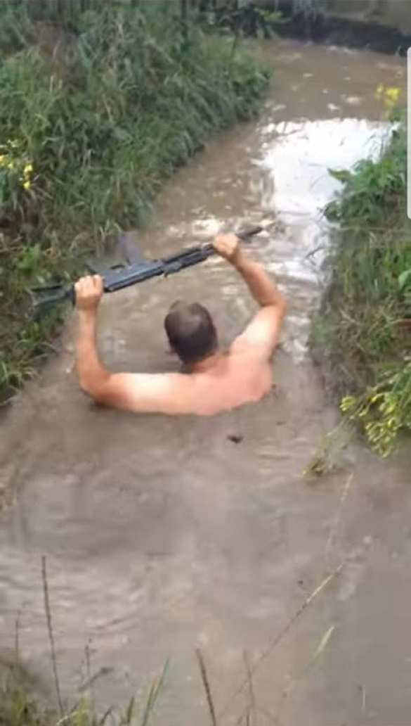 Всушники плавают в затопленных окопах — эпичные кадры с оккупированного Донбасса (ФОТО) | Русская весна