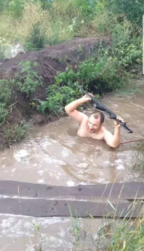 Всушники плавают в затопленных окопах — эпичные кадры с оккупированного Донбасса (ФОТО) | Русская весна