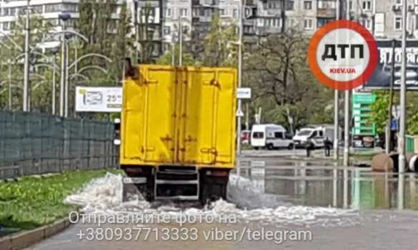 Потоп в Киеве: прорыв трубы парализовал движение (ФОТО, ВИДЕО) | Русская весна