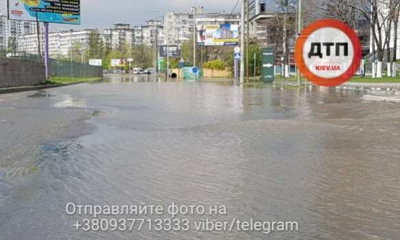 Потоп в Киеве: прорыв трубы парализовал движение (ФОТО, ВИДЕО) | Русская весна