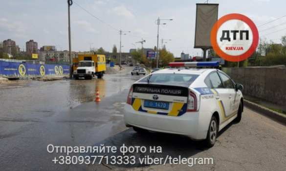 Потоп в Киеве: прорыв трубы парализовал движение (ФОТО, ВИДЕО) | Русская весна