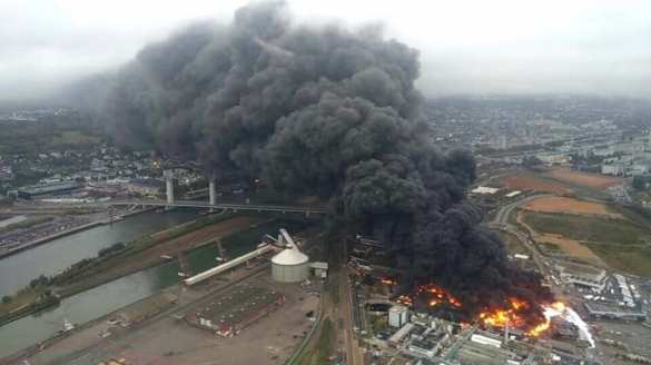 «Апокалипсис»: катастрофа на химзаводе поставила под удар 13 городов во Франции (ФОТО, ВИДЕО) | Русская весна