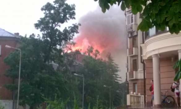 В центре Полтавы после удара молнии загорелась жилая пятиэтажка (ФОТО, ВИДЕО) | Русская весна