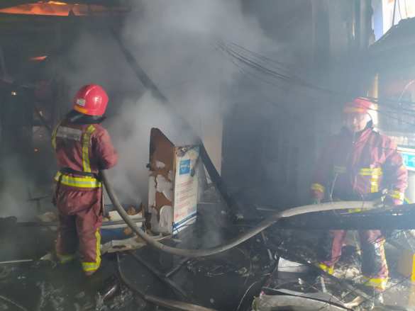 Украина: мужчина с топором напал на охранников и поджёг новый гипермаркет (ФОТО, ВИДЕО) | Русская весна