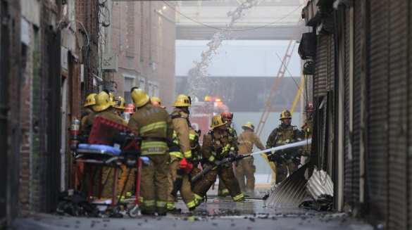 Сильный пожар и взрыв в центре мегаполиса в США: пострадали 11 спасателей (ФОТО, ВИДЕО) | Русская весна