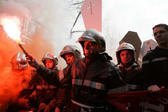 Пожарные поджигают Париж: столица Франции парализована протестом (ФОТО, ВИДЕО) | Русская весна