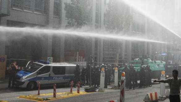 МОЛНИЯ: Меланью Трамп заблокировали протестующие (ФОТО) | Русская весна