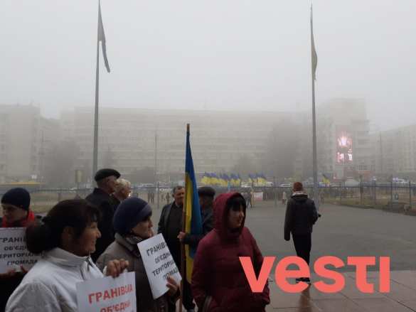 «Нет капитуляции»: хмурые «патрiоти» требуют встречи с Зеленским (ФОТО, ВИДЕО) | Русская весна