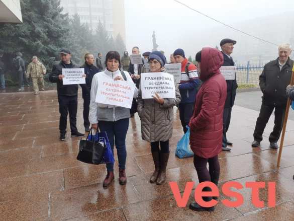 «Нет капитуляции»: хмурые «патрiоти» требуют встречи с Зеленским (ФОТО, ВИДЕО) | Русская весна