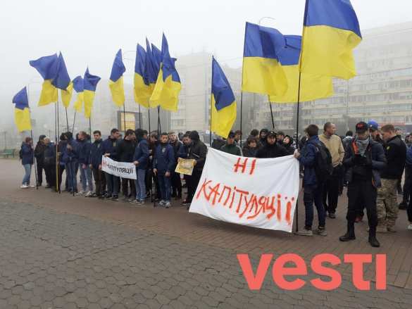 «Нет капитуляции»: хмурые «патрiоти» требуют встречи с Зеленским (ФОТО, ВИДЕО) | Русская весна