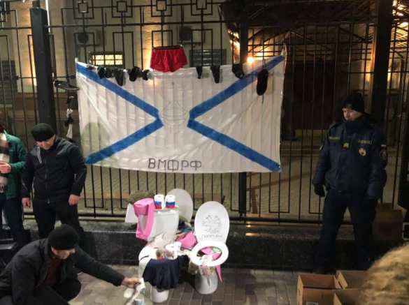 «Верните унитазы!» — украинцы из-за «туалетного надругательства» устроили акцию у посольства РФ (ФОТО, ВИДЕО) | Русская весна