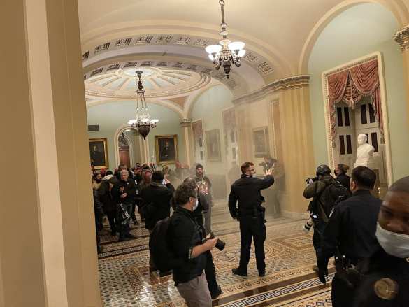 Майдан в США: Сторонники Трампа ворвались в конгресс и окружили зал сената (ФОТО, ВИДЕО) | Русская весна