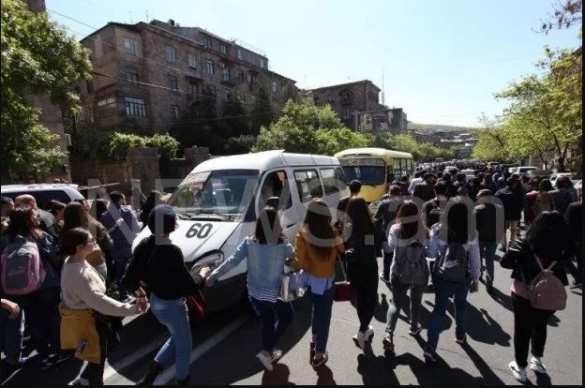 Майдан в Армении: оппозиция блокирует улицы и метро, протестующие рвутся к центру города (ФОТО, ПРЯМАЯ ТРАНСЛЯЦИЯ) | Русская весна
