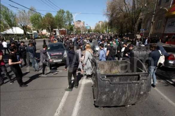 Майдан в Армении: оппозиция блокирует улицы и метро, протестующие рвутся к центру города (ФОТО, ПРЯМАЯ ТРАНСЛЯЦИЯ) | Русская весна