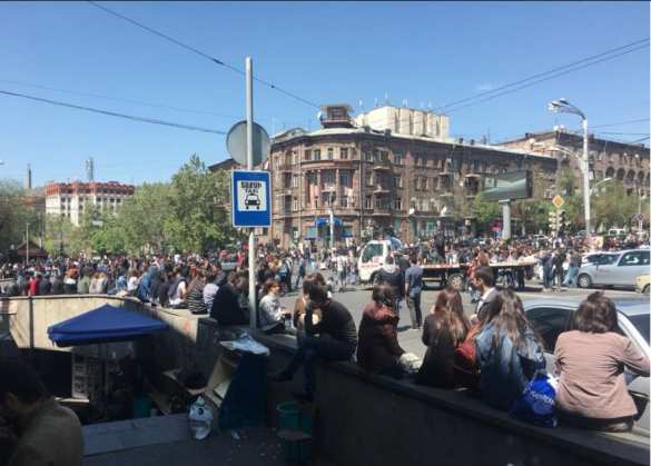 Майдан в Армении: оппозиция блокирует улицы и метро, протестующие рвутся к центру города (ФОТО, ПРЯМАЯ ТРАНСЛЯЦИЯ) | Русская весна