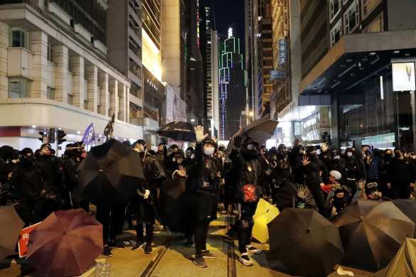 Массовые столкновения в Китае: цепь из протестующих в Гонконге растянулась на километры (ФОТО) | Русская весна