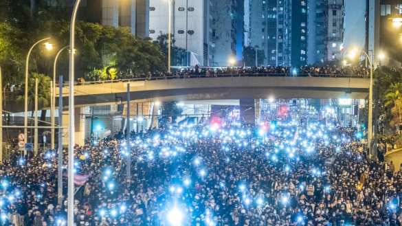 Массовые столкновения в Китае: цепь из протестующих в Гонконге растянулась на километры (ФОТО) | Русская весна