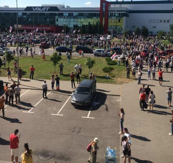 «Уходи!» — как Лукашенко встретился с протестующими на минском заводе (ВИДЕО) | Русская весна