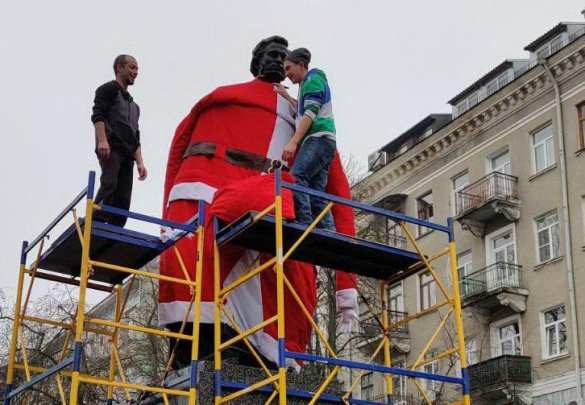 Пушкин-Йоулупукки: В Тернополе появился странный «новогодний» памятник (ФОТО, ВИДЕО) | Русская весна