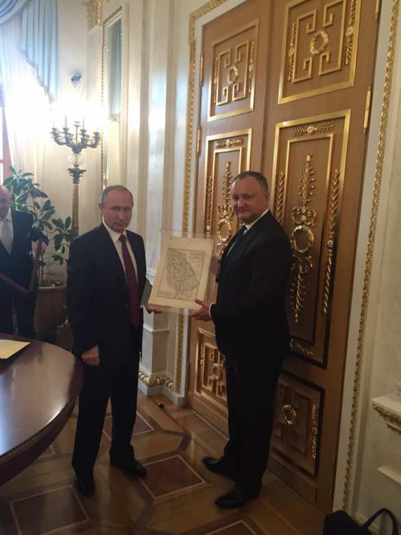 Путин подарил Додону карту Молдавии, границы которой распространяются на Украину и Румынию (ФОТО, ВИДЕО) | Русская весна