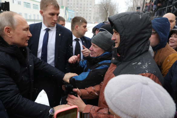 «Вы же замёрзли!» — Путин остановил кортеж и пообщался с жителями Череповца (ФОТО, ВИДЕО) | Русская весна