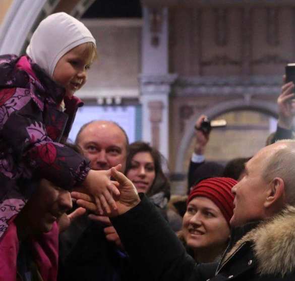 Путин отодвинул охрану для рукопожатий с петербуржцами (ФОТО, ВИДЕО) | Русская весна