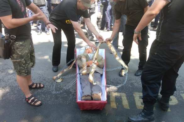 Их нравы: «Путина» в гробу принесли под здание консульства РФ в Харькове (ФОТО) | Русская весна