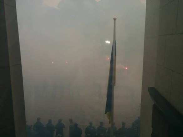 Депутаты Рады заседали в дыму (ФОТО, ВИДЕО) | Русская весна