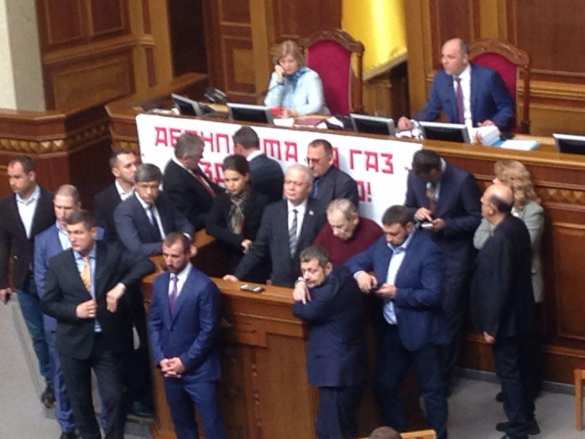 Ляшко заблокировал трибуну Рады (ФОТО, ВИДЕО) | Русская весна