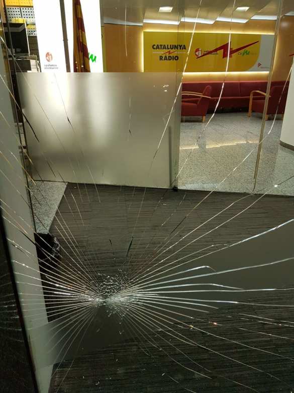 Началось: В Барселоне толпа противников независимости штурмует здание радио, на улицах стычки (ФОТО, ВИДЕО) | Русская весна