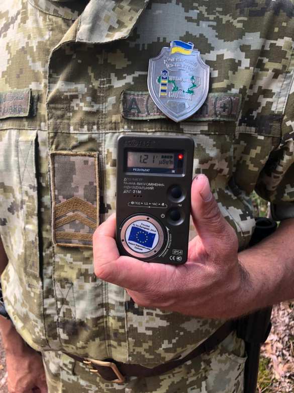 Группа предприимчивых украинцев в очередной раз попыталась вывезти из Чернобыля радиоактивную чернику (ФОТО) | Русская весна