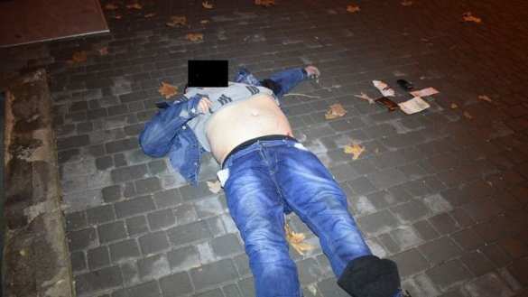 Пьяный украинский морпех упал в яму и разбился насмерть в центре Николаева (ФОТО, ВИДЕО) | Русская весна