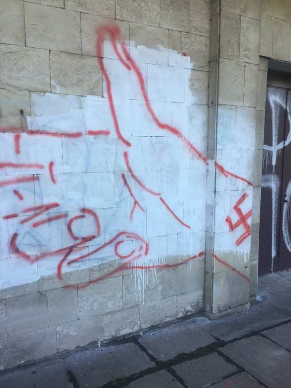 В Запорожье дом пионеров «украсили» нацистской и антисемитской символикой (ФОТОФАКТ) | Русская весна