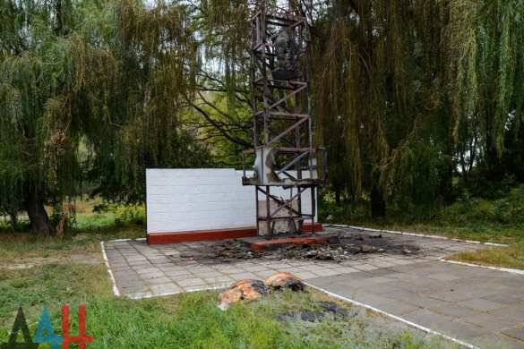 В ДНР за поджог памятника шахтёрам-фронтовикам схвачена группа подростков (+ФОТО) | Русская весна