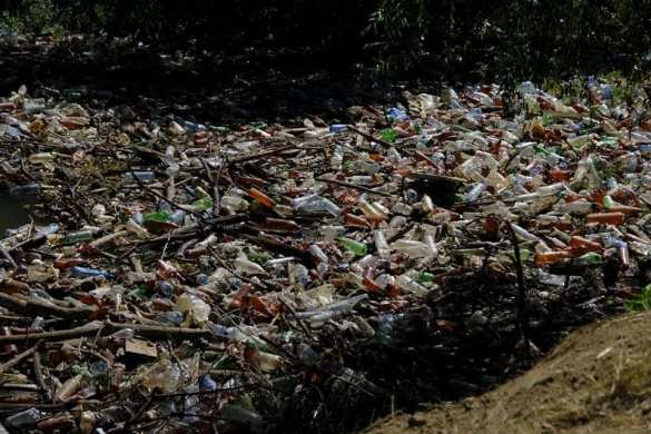 «Мусорный апокалипсис»: отходы перекрыли реки Закарпатья, вода рушит украинские мосты | Русская весна