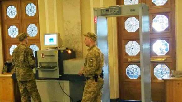 При входе в Раду установили рентгеноаппарат (ФОТО) | Русская весна