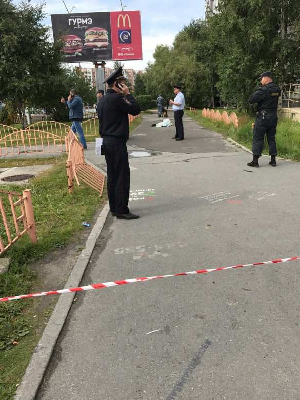 Резня в Сургуте: преступник с ножом нападал на прохожих (+ВИДЕО, ФОТО 18+) | Русская весна
