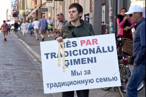 Прибалтийское дно: В Риге участники гей-парада признались в любви американским военным (ФОТО) | Русская весна