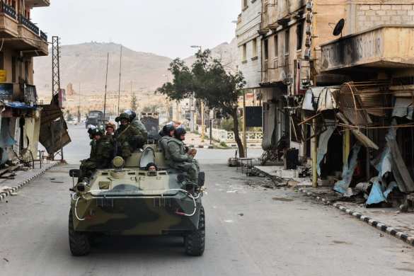 Яркие кадры: Российские военные с собаками ликвидируют «подарки» ИГИЛ в Пальмире (ФОТО) | Русская весна