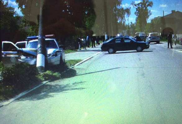 На Украине полицейский патруль въехал в столб (ФОТО) | Русская весна