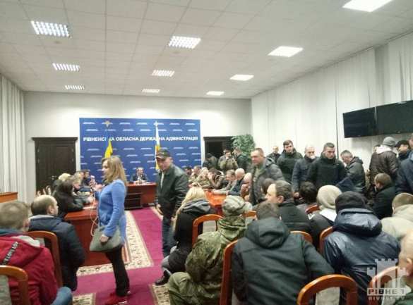 «Блокадный майдан» набирает обороты: Ровенскую ОГА пикетируют сотни людей  — ПРЯМАЯ ТРАНСЛЯЦИЯ. Смотрите и комментируйте с «Русской Весной» (+ФОТО) | Русская весна