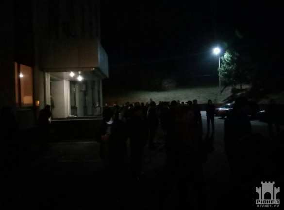 «Блокадный майдан» набирает обороты: Ровенскую ОГА пикетируют сотни людей  — ПРЯМАЯ ТРАНСЛЯЦИЯ. Смотрите и комментируйте с «Русской Весной» (+ФОТО) | Русская весна