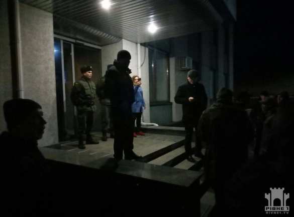 «Блокадный майдан» набирает обороты: Ровенскую ОГА пикетируют сотни людей  — ПРЯМАЯ ТРАНСЛЯЦИЯ. Смотрите и комментируйте с «Русской Весной» (+ФОТО) | Русская весна
