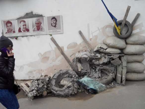 Пьяный водитель «Жигулей» уничтожил стелу «героев небесной сотни» в Ровно (ФОТО) | Русская весна